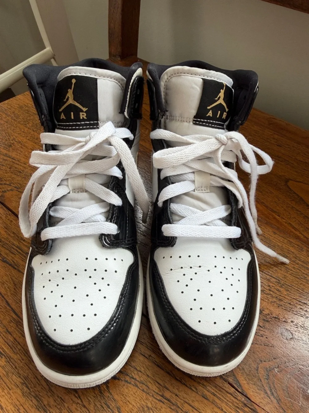 Nike Youth Sneakers White Black Gold Swoosh - Picture 4 of 4
